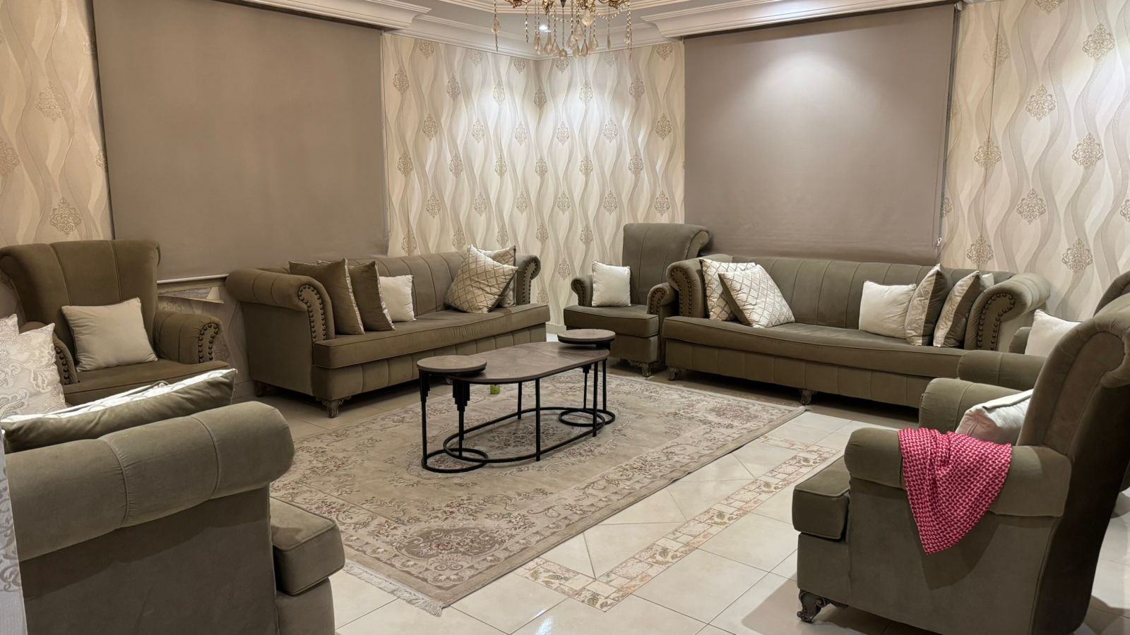 دولاب ملابس خشبي مستعمل أو تالف، جاهز لإعادة التدوير من Dammam Furniture Recycle
