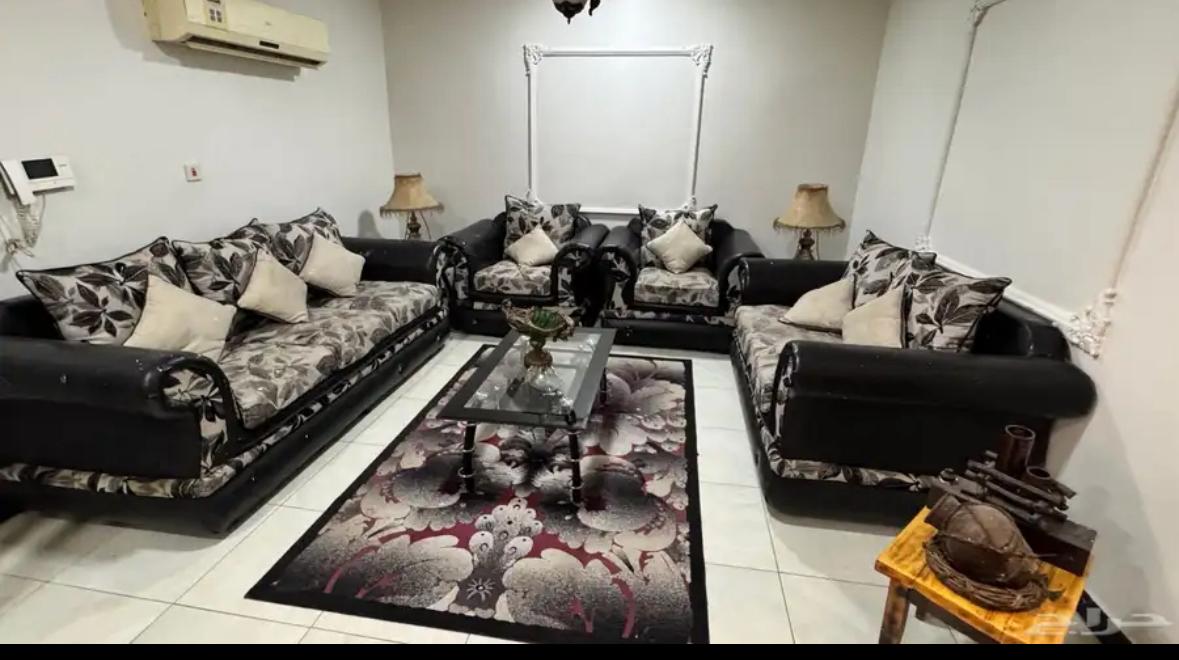 طقم كنب مستعمل بحالة جيدة، يتم نقله في شاحنة النقل