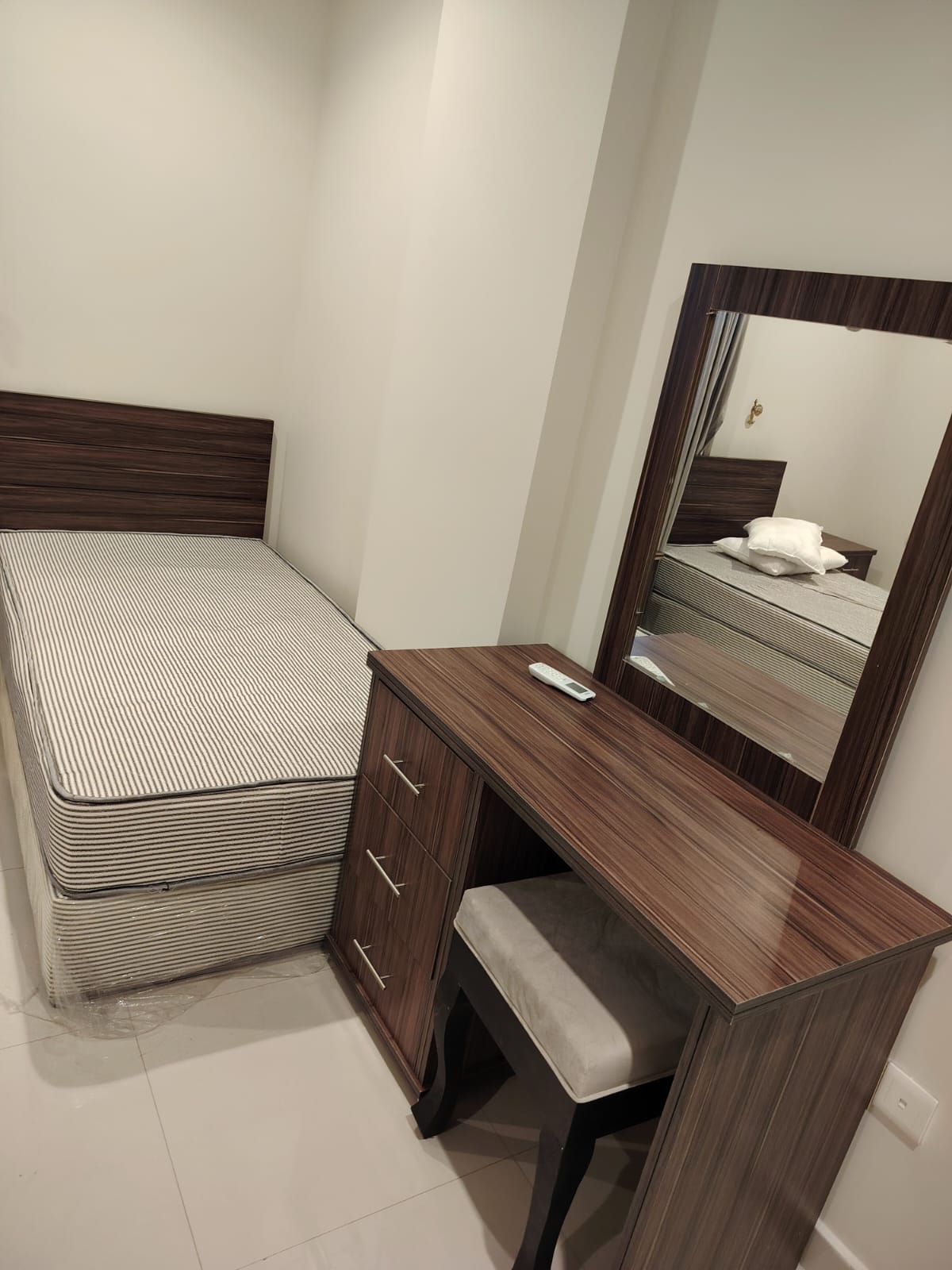 دولاب ملابس خشبي مستعمل أو تالف، جاهز لإعادة التدوير من Dammam Furniture Recycle